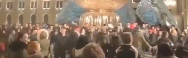KORONA PARTI Kolo oko spomenika Stefanu Nemanji