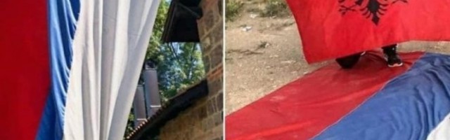 /VIDEO/ MASKIRANI DIVLJAK PALI VATRU, GORI TROBOJKA SA GRAČANICE! Pogledajte zastrašujući snimak paljenja zastave!