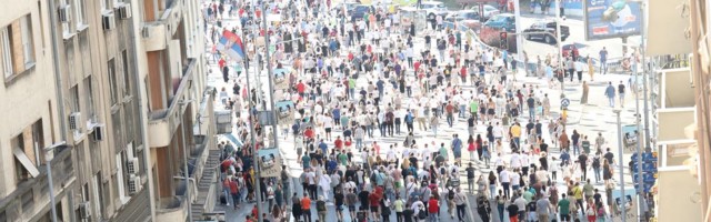Poruka onima koji su na Brankovom mostu napadali učesnike Eko protesta: Beograđani, da li vas je makar malo sramota?