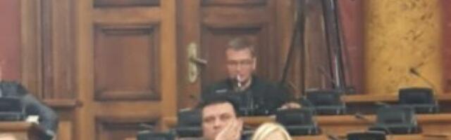 ĆUTA EKOLOG ZAPALIO CIGARU U NARODNOJ SKUPŠTINI! (Foto)