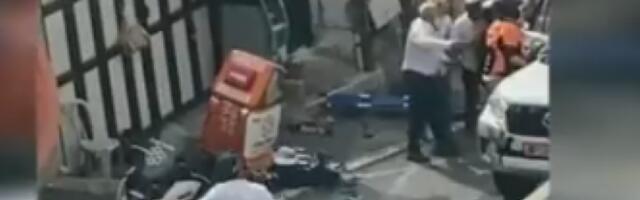 DEČAK (13) IZVEO NOVI TERORISTIČKI NAPAD U JERUSALIMU! Upacali ga naoružani civili! RANJENI OTAC I SIN, NAPADAČ PREŽIVEO! (VIDEO)