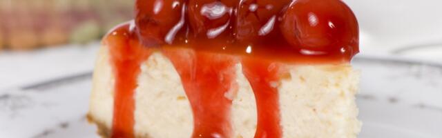 Pavlova torta sa višnjama! Letnja poslastica kojoj nema ravne