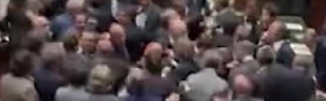 POSLANICI SE POTUKLI U PARLAMENTU! Sevali udarci na sve strane, bruka! Političar morao da napusti salu u KOLICIMA (VIDEO)