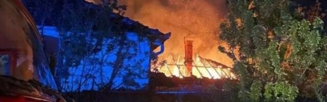 Gori kuća na Paliluli! Požar gasi 19 vatrogasaca sa šest vozila! (VIDEO)
