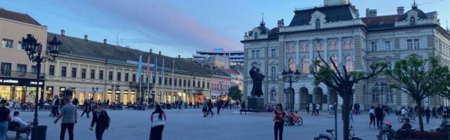 “Ceo centar je popucao”: Prizor iz poznatog NS kafića otkriva posledice izgradnje podzemne garaže (FOTO)