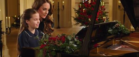 Princ Vilijam čita jevanđelje po Luki, princeze Kejt i Šarlot za klavirom: Kraljevska porodica oduševila božićnim kadrovima (VIDEO)