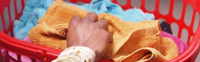 Krenula da prostre veš pa se umalo nije srušila: Kad je videla šta je unutra, krv joj se sledila (VIDEO)