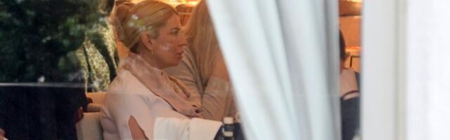 TRUDNA DEA ĐURĐEVIĆ UŽIVA U RESTORANU: Cela u belom sa utegnutom punđom, a evo sa kim ne skida osmeh sa lica (VIDEO)