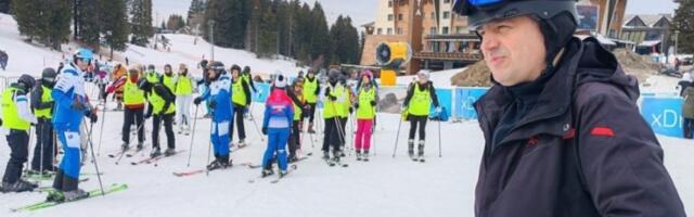 "PONOSAN SAM" Gradonačelnik Pavlović obišao najbolje niške studente koje je Grad odveo na skijanje