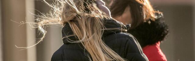 Olujni vetar udara svom silinom nad ovim delovima Srbije: Nosi sve pred sobom, a evo kada će da oslabi!