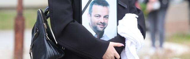 SAHRANJEN SAŠA KATANČIĆ: Brojne kolege ispratile pevača na večni počinak, supruga i deca neutešni - JECAJI NA BEŽANIJSKOM GROBLJU