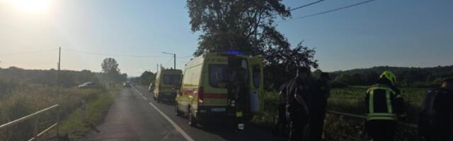 Trudnica i dete povređeni u nesreći: Automobil u kojem je bila porodica završio u potoku, dečak svojim rečima rasplakao spasioce