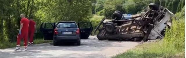 U sudaru automobila i kamiona poginula žena, devojčica povređena