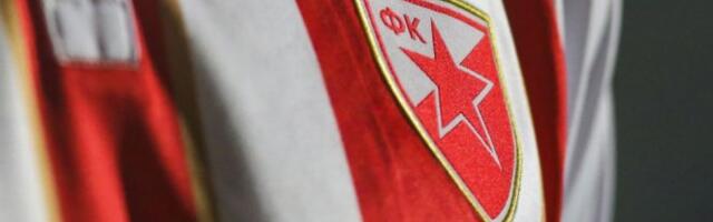 ZVEZDAŠI, EVO GA! CEO! Tanke pruge, zlatni detalji i JOŠ NEKE CAKE! To je dres za NOVU SEZONU! (FOTO)