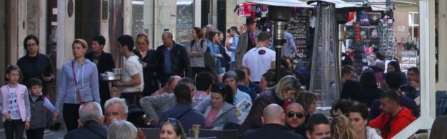 Mujo i Suljo se nakon dugo vremena zarakijali, a onda krene priča o krizi, ljubavnicama i Fati…