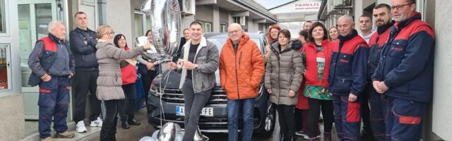 Siniša dobio na poklon automobil od svojih radnika