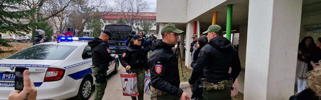 Odred Žandarmerije iz Niša obradovao paketićima mališane koji se leče u niškom UKC