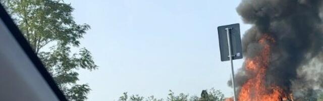 Snimak požara na auto-putu! Izgoreo automobil kod Šimanovaca