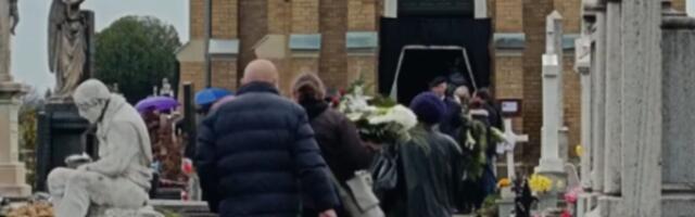 SAHRANA PEĐE BOŠNJAKA Porodica tragično stradalog PEVAČA prima saučešće u kapeli (VIDEO)