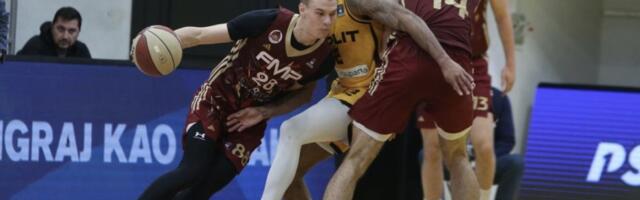 "SINE, ŠTO TO RADIŠ?" Srbin digao tri prsta usred Splita, trener hitno reagovao (VIDEO)