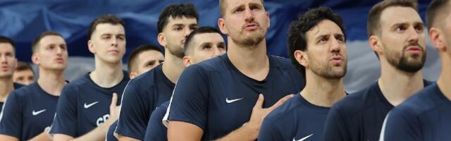 Da se naježiš: Devojčica sa KiM zapevala Bože pravde u Areni, košarkaši je pratili (VIDEO)
