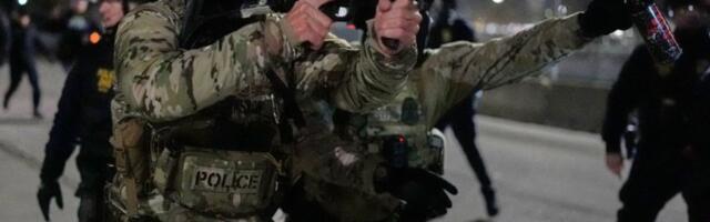 UDARNE GRANATE ISPALJENE NA LJUDE: Haos u gradu, policija napala demonstrante suzavcem i šok-bombama (FOTO, VIDEO)