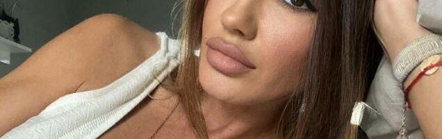 POSLE TRUDNOĆE SINDI MORALA NA SILIKONE! Haljina koja podseća na spavaćicu izazvala haos! (FOTO)