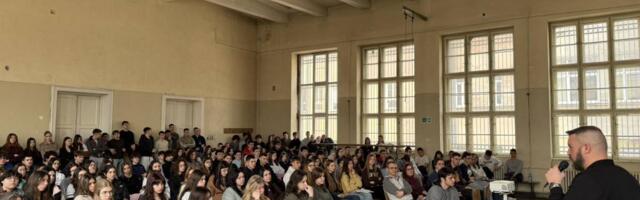 NE SEDAJTE ZA VOLAN NAKON KONZUMIRANJA ALKOHOLA: Predavanje o bezbednosti u saobraćaju za maturante gimnazije u Kruševcu - potresna ispovest Milana Mitića