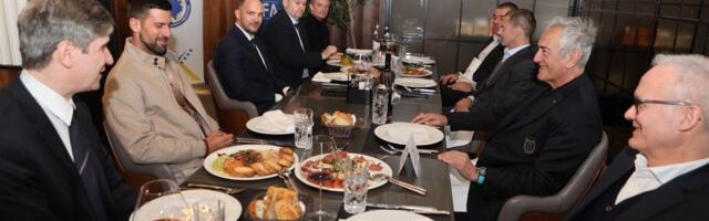 Novak Đoković ponovo jede meso?! Svi su bili u šoku kad su videli šta je u njegovom tanjiru u Sarajevu