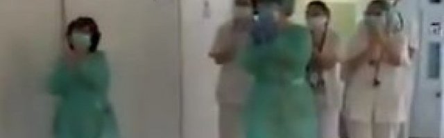 (VIDEO) LEKARI OVE BOLNICE OKUPILI SU SE U HODNIKU I POČELI DA APLAUDIRAJU, a kada vidite kome, OSTAĆETE BEZ REČI