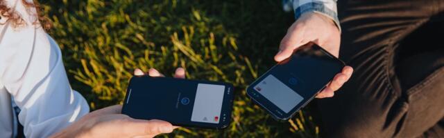 Kako da podelite broj telefona za sekund samo spajanjem dva iPhone-a