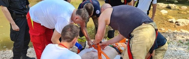 Hitna pomoć Kantona Sarajevo spasila muškarca koji je s mosta na Darivi skočio u plićak