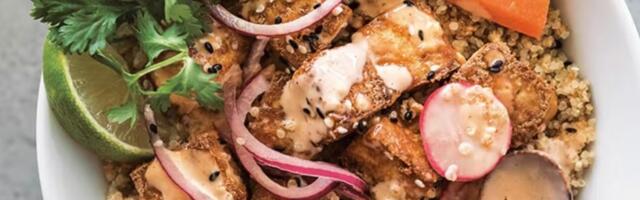 Vegetarijanska bahn mi salata sa hrskavim tofu sirom