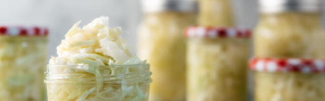 SECKANI KISELI KUPUS U TEGLI: pun vitamina i brzo se priprema, odličan je dodatak svakom jelu (FOTO)