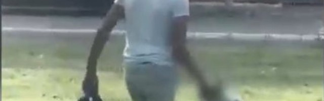 (FOTO) DA SE ČOVEK PREKRSTI I LEVOM I DESNOM: Nesavesna majka drži BEBU JEDNOM RUKOM i mlatara detetom kao da je kandilo