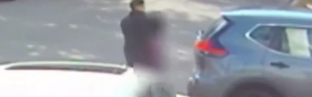 (UZNEMIRUJUĆI VIDEO) DRAMATIČAN SNIMAK OTMICE! Zaustavio je auto i zgrabio devojčicu čim je izašla iz školskog autobusa!