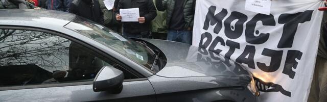 Muškarac sa tetoviranom ružom JSO pretio građanima ispred zgrade RTS