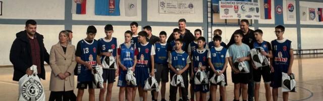 SJAJAN GEST CRNO-BELIH! Delegacija KK Partizan posetila mališane iz Kosaničke Rače i Kuršumlije!