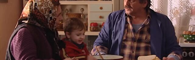 Evo kako danas izgleda Radašinov unuk iz serije "Selo gori, a baba se češlja": Radoš Bajić podelio fotku sa malim Tomom