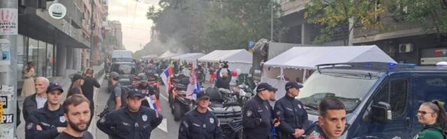 Napeto u Takovskoj: Policija odgurala građane prema Paliluskoj pijaci (FOTO/VIDEO)