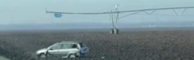 STRAVIČAN LANČANI SUDAR, AUTO SKROZ IZLUPAN ZAVRŠIP U NJIVI: Veliki zastoji na putu Bački Petrovac - Rumenka! VIDEO