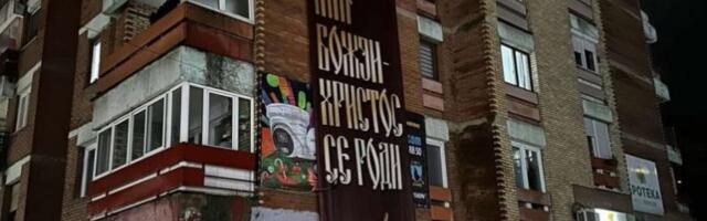 "MIR BOŽJI, HRISTOS SE RODI" NASRED TRGA U KOSOVSKOJ MITROVICI! Srbi ne daju na svoje - POLICIJA LAŽNE DRŽAVE VRATILA TRANSPARENT! (FOTO)