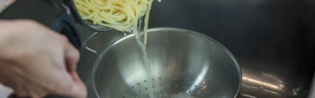 Nikada ne sipajte ključalu vodu u sudoperu - Evo šta se dešava vašim cevima