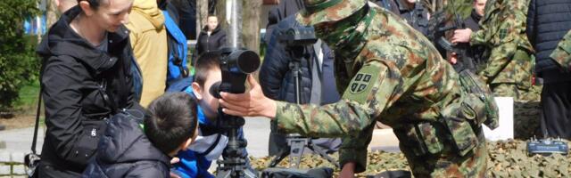 OD MODERNOG NAORUŽANJA DO "LAZARA 3" Promocija vojnog poziva u Loznici: Druženje vojnika s građanima (FOTO)