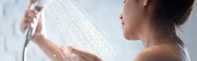 Mislite da je svakodnevno tuširanje zdravo? Stručnjaci kažu “ne”, a imaju poseban savet za starije od 50