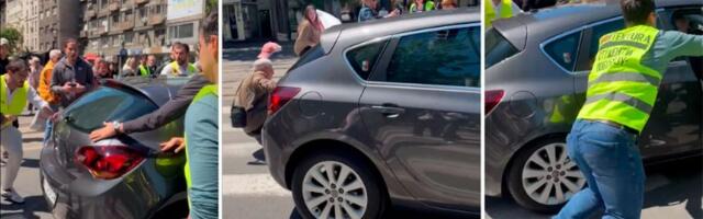 UZNEMIRUJUĆE Kolima udario starijeg muškarca tokom blokade - POGLEDAJTE SNIMAK (VIDEO)