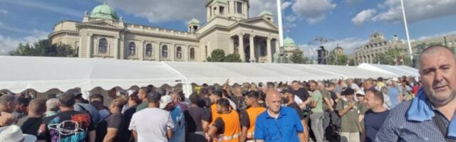 GRAĐANI SRBIJE SE OKUPLJAJU U PIONIRSKOM PARKU! Reke ljudi daje podršku politici Aleksandra Vučića! (VIDEO)