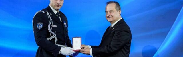 Pripadnik PU Kragujevac Nemanja Bogićević odlikovan SREBRNOM MEDALJOM ZA HRABROST