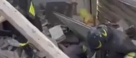 MEGAEKSPLOZIJA SRUŠILA ZGRADU, IMA MRTVIH! Dečak i žena izvučeni iz ruševina, u toku potraga za stanarima, jeziva scena u Italiji (VIDEO)