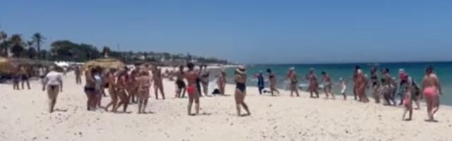 Opleli sitan vez! Srbi zaigrali na plaži u Tunisu - Niko nije odoleo (VIDEO)